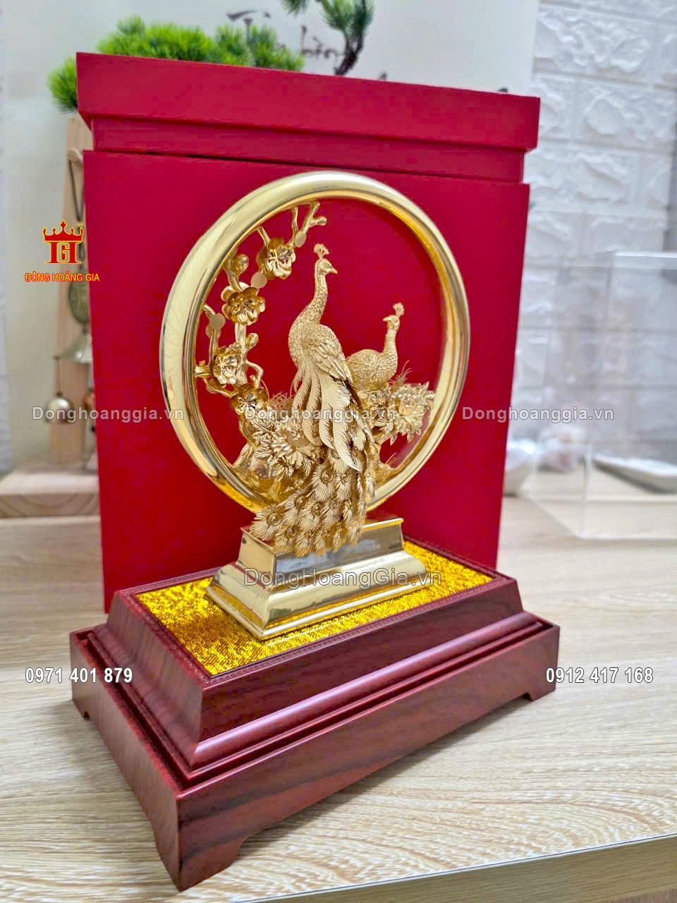 Tượng chim công uyên ương mạ vàng mang ý nghĩa hạnh phúc tròn đầy